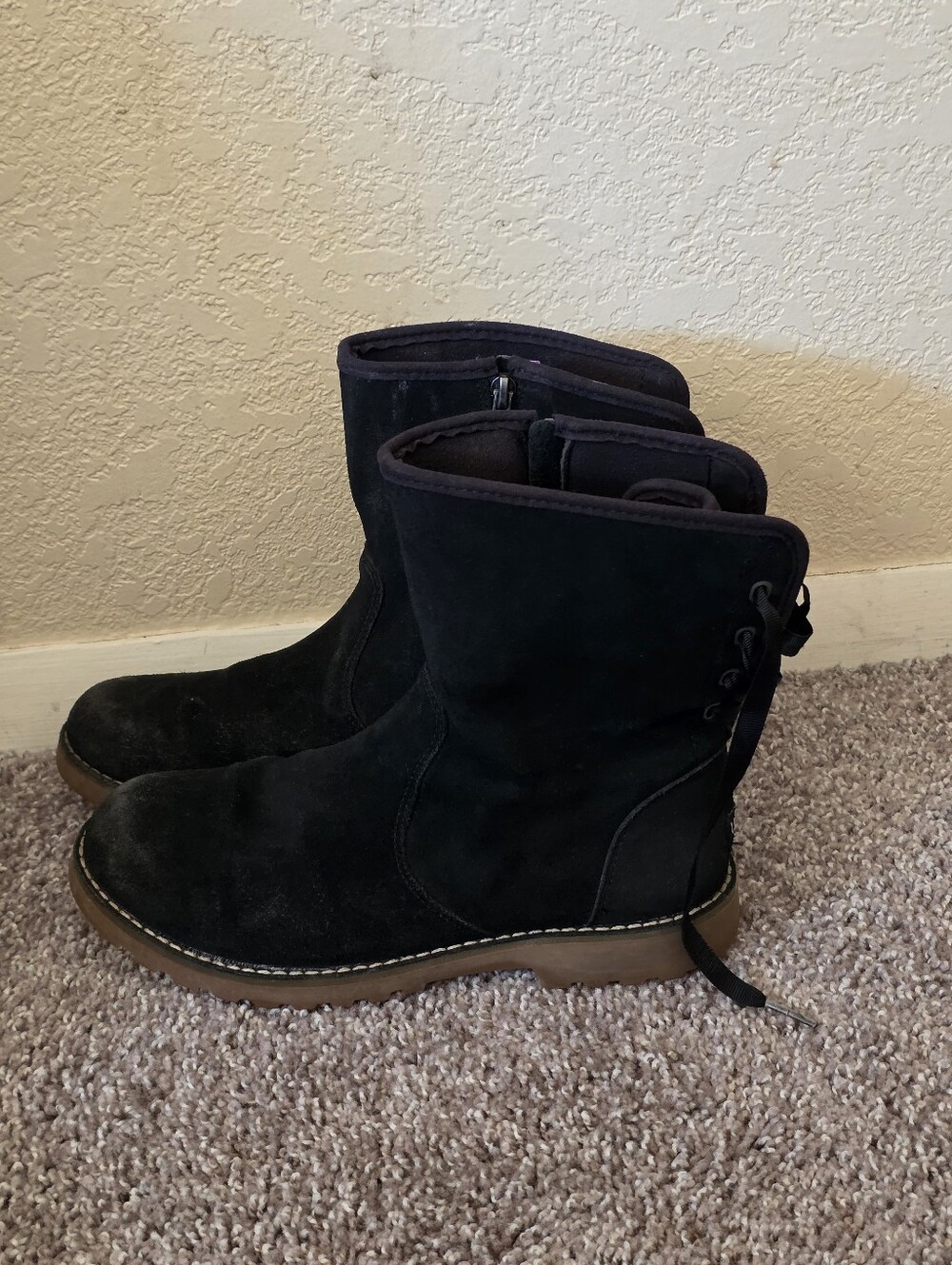 UGG Unisex Suede Ankle Boots Size 6 Black.
